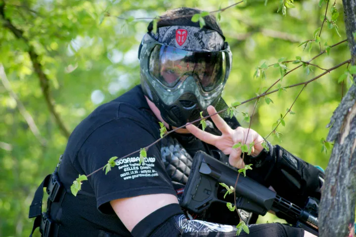 Joueur d’airsoft en action