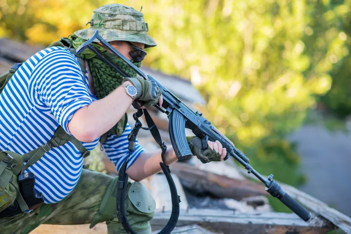 Joueur d’airsoft en action