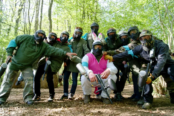 Groupe de joueurs de paintball lors d'un brûlage de culotte