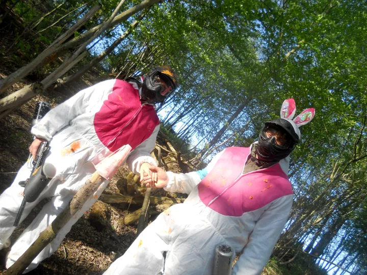 Couple de joueurs de paintball en tenue de lapin lors d'un brûlage de culotte