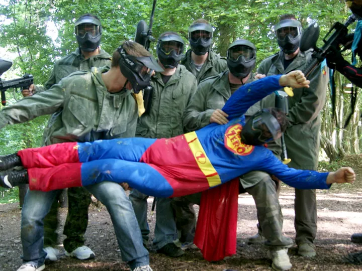 Joueur de paintball en tenue de superman lors d’un anniversaire