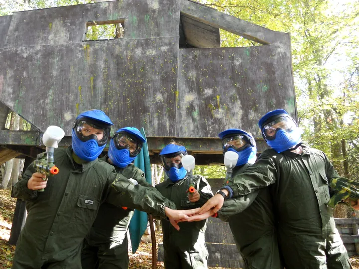 Équipe de joueurs de paintball enfants