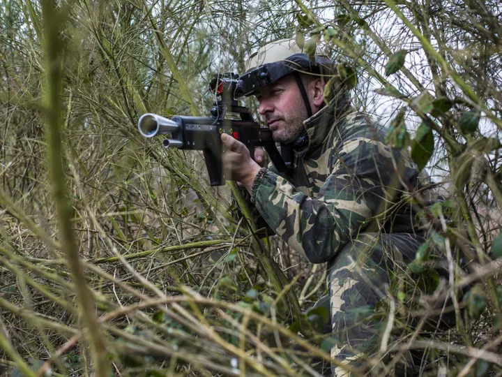 Joueur de Laser Game à l’affût