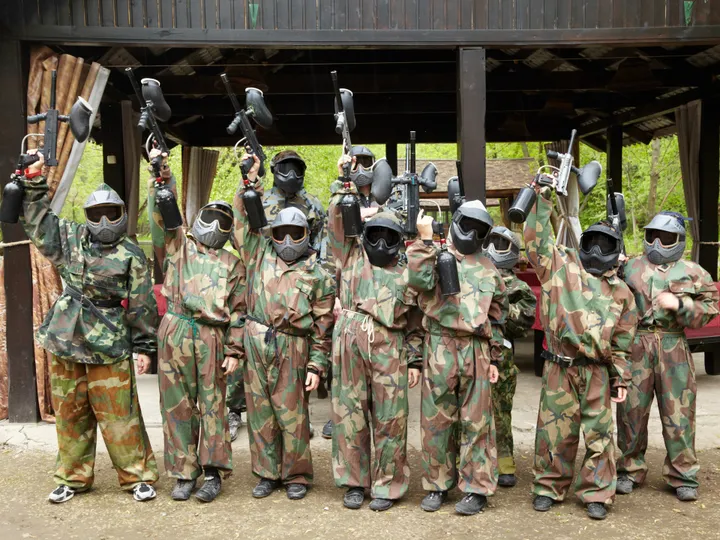 Groupe scolaire jouant au paintball