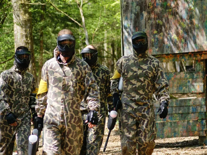 Équipe de collègues jouant au paintball
