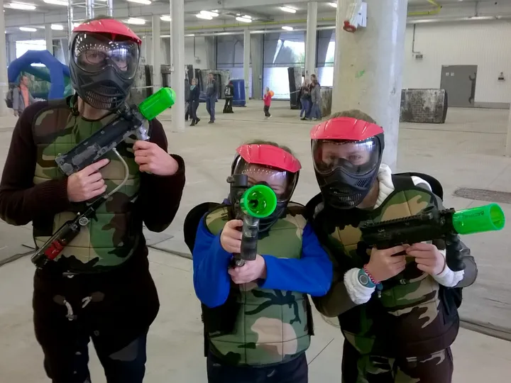 Famille jouant au paintball