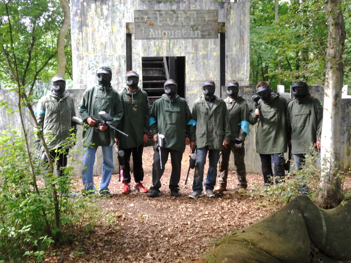 Équipe d’amis jouant au paintball
